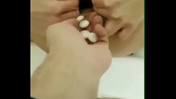 お尻の最高の腸洗浄でコカコーラとメントス