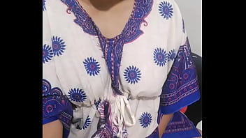 私のいとこは、私が彼女を見ている間、彼女のバイブレーターで自慰行為をし、超エキサイティングです！