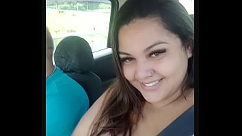サンパウロの首都で白昼の歩道で彼女のおっぱいを見せているサンパウロの街を車の中で披露しているメアリー・カデロナの妻、夫は閉じる