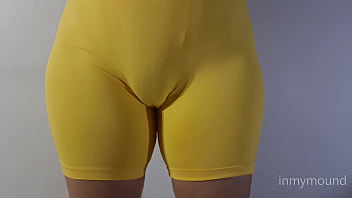 타이트한 레깅스를 입은 아름다운 카멜롯을 보라. 그리고 그녀는 통통하고 젖은 큰 보지를 과시한다.