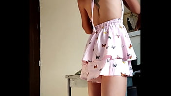 私の義理の妹をスパイしていると、彼女は私が彼女を録画していることに気づき、自分自身に触れさせます。
