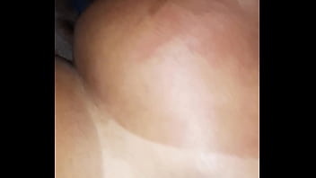 隣人のコロアはコンドームなしで彼女のお尻を解放し、それを撮影させました。