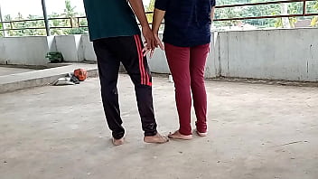 テラスに立っている隣人の美人妻を殴られ、鼻で痛められたXXX Bhabhi Sex