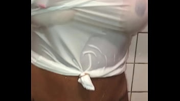 抜粋-ビーチの後で日焼けしたシャワーと濡れたTシャツを着て食べる人に見せびらかす妻。 -XVIDEOSREDで完了