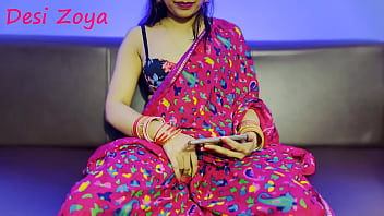 美しいインド人の妻がポルノを見ながら自慰行為をし、ソファで巨大な潮吹き