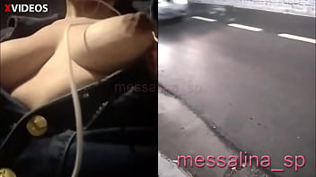 メッサリナ-結婚したラティーナは、全体を感じて、彼女の自然なお茶を運転手に見せたいと思っています（赤で完全に見てください）