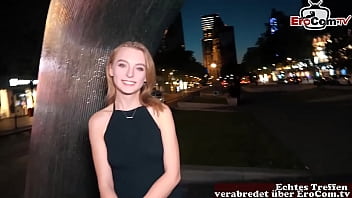 本物のセックスミーティングで小さなおっぱいを持つかわいいドイツのブロンドのティーン