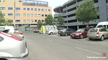 Обнаженную европейскую крошку трахнули на публике