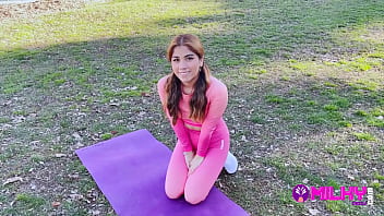 ぽっちゃりしたファンは、公園でエクササイズをしているのを見つけたペルーの女優のミルクで猫をファックして満たすことができます