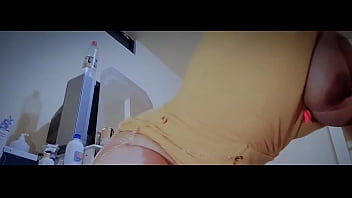元サッカー選手にマッサージをしている女の子は、彼女が彼に与える素晴らしいマッサージで彼のペニスに絶頂するために彼女の足を広げます