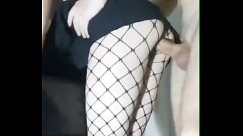 穿着裙子和丝袜的苗条女友站在紧绷的阴户里时性交，并在她体内射精