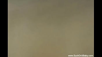 彼女は彼女のパートナーのコックを吸って吹き飛ばし、絶頂を作ります