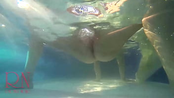 수중 보지 쇼. Mermaid 운지법 수음 우아하고 유연한 아기, 야외 수영장에서 수중 수영. 비키니 수영복을 입은 걸레. 암캐는 뱀처럼 물속에서 꿈틀거리며 엉덩이와 성기를 보여줍니다. 수중에서 멋진 섹스를 하고 싶어요! 이것은 매우 아름다운 비디오입니다. 수중 카메라.