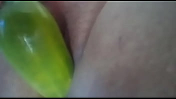 きゅうりで自慰行為をするプラスサイズ。