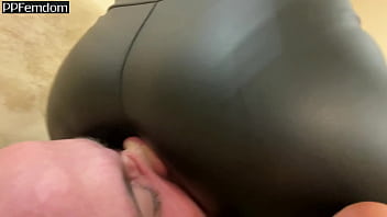 革のレギンスで小柄なプリンセスキラは顔面騎乗とFootDomフェムドムを無視します