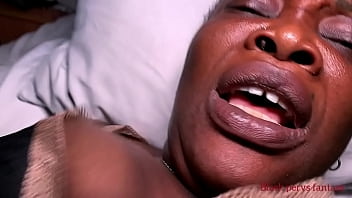 48歳の熟女は彼女のお尻の穴を肛門的に破壊し、彼女の猫はハメ撮りを伸ばしました