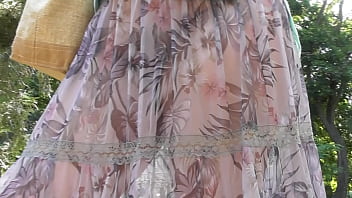 透明なドレスの点滅で毛深い成熟した