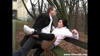 老人は公共の公園で汚い十代のとセックスします