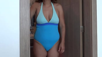 ビーチにいる妻が友達の前でビキニ姿で見せびらかし、友達を興奮させて彼女とセックスする