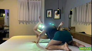 18 세의 어린 소녀는 그녀의 애인의 거시기를 많이 빨아, 빨간색으로 완료