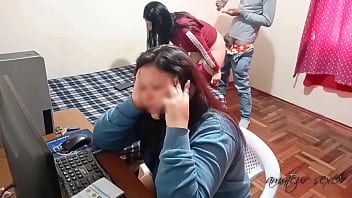 私が彼女の親友を食べている間、私の妻の寝取られは電話で話します：彼女が気が散るほど、彼女が私の家の借金を払っている間、私は彼女の友人とより豊かに性交します。