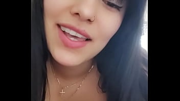 HOT LATINAは、隣人とビデオハングアウトを行い、最終的に自分自身に触れてしまいます
