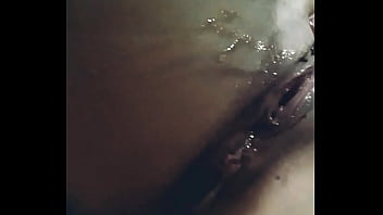 ビデオ編集が投稿され、パンティーの交換、放尿、xvideosRedの巨大なディルドで遊ぶ