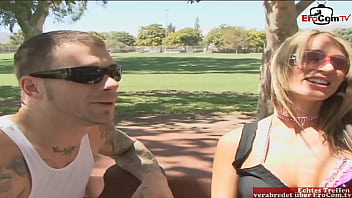 寝取られ時計をしながら、完璧な小さなおっぱいを持つスキニーブロンドの妻は彼女の口の中でザーメンを取得します