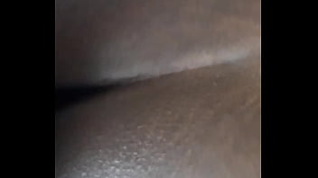 エボニー熟女がカーブからバックショットを撮る