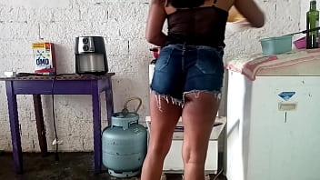 使用人がキッチンに一人でいるのを見つけたので、妻がとても興奮して出てきました、エッチなことに我慢できませんでした