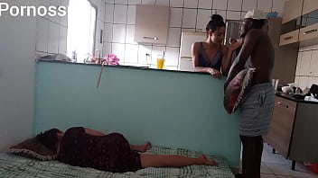 私の妻が一方の側で私と戦っている間、私はもう一方の側で彼女の友人とセックスします