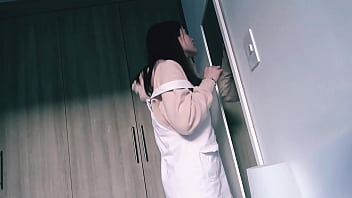 自宅でのリアルでロマンティックなセックス。私のガールフレンドはとてもセクシーです。