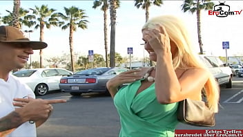 巨乳とスキニーボディの金髪痴女が口内発射