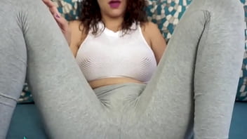 彼女がオーガズムに達するまで、巨大なおっぱいの赤毛はカメラに向かって自慰行為をします