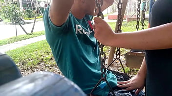 変態男が公園でチンコを真剣に取り出す！私は彼を吸って、私の顔と口から彼のミルクをすべて取り出しました、その場所を通り過ぎるすべての人々は見つめています