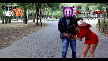 荡妇丹娜热赤裸裸的在公共和吸吮的公鸡的一个陌生人在查普尔特佩克