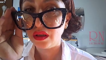 パンティーなしでオフィスの裸の女性の上司。 雌犬はオフィススーツを着て、膨脹可能なボールで遊んでいます。 娼婦は彼女の猫を風船でこすり、けいれんします。 そんな上司と性交するのもいいですね！