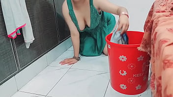 家の老人の所有者におっぱいとお尻を点滅させるインドのメイドは、完全にロマンチックな明確なヒンディー語の声で犯されて吸われました