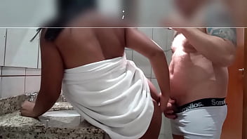 バスルームでゴッド娘を見た、そして私はすでにそれを利用しました