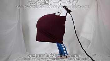 服の風船を膨らませるための風船フェチ