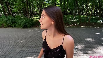 彼女の顔と髪にカミングで終わった緑豊かな森の中を歩く