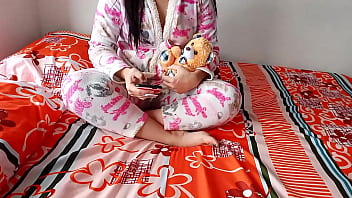 危うく捕まりそうになった。このエッチな女とセックスして下着を見させて、ペニスを全部しゃぶって、結局誰かが到着する前に彼女のベッドでセックスすることになった