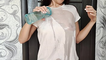 継子は継母の濡れたTシャツに気づき、乳首をしゃぶった