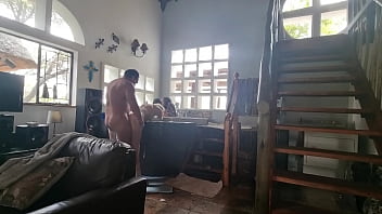 私たちが濡れて石鹸のような楽しみをしているので、私のBF'SBIGCOCKを他の2人の女と共有する|逆輪姦