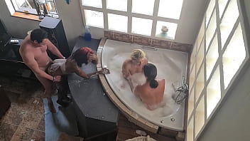 スパ風呂に座ってフェラをした後、一人の男が2人の娼婦と私とセックスするために通りかかった