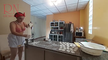 ヌーディストの家政婦、レジーナ・ノワールがキッチンで料理をしています。 裸のメイドが餃子を作ります。 裸の料理人。 裸の主婦が台所で夕食の準備をしています。 堕落した気まぐれな家政婦はパンティーなしで家で働いています。
