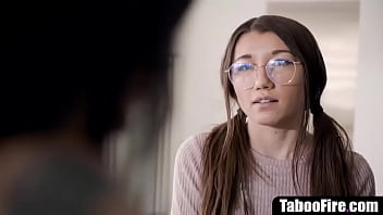 十代のレズビアンオタクは彼女のルームメイトのガールフレンドとセックスします