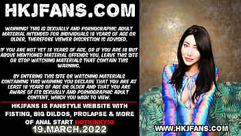 Hotkinkyjoの肛門の穴にあるjohnthomastoysからの非常に巨大なディルド。腹の膨らみ、フィストファック、脱出。