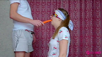 ステップブラザーは、彼女が食べ物で挑戦を通過したときに彼の妹をだまし、彼女をフェラチオと最初のセックスに誘惑しました！ -ナタスウィート