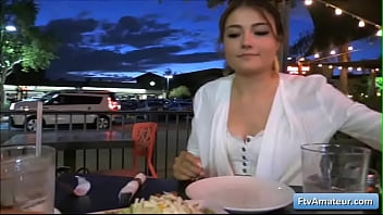 屋外で夕方に飲み物を飲み、セックスについて話す素敵な十代のブルネットのアドリア